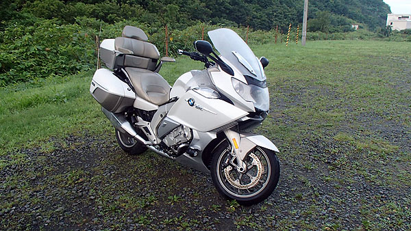 杯野営場の海側の広い駐車場にて